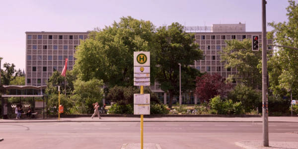 Foto von der Amerika-Gedenkbibliothek von der U-Bahn-Station Hallesches Tor aus fotografiert