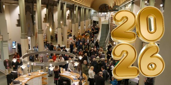 Fotoaufnahme der Humboldt Biblithek von innen und eine goldene 2026