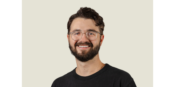 Portraitfoto von einem Mann mit braunen Haaren und Brille