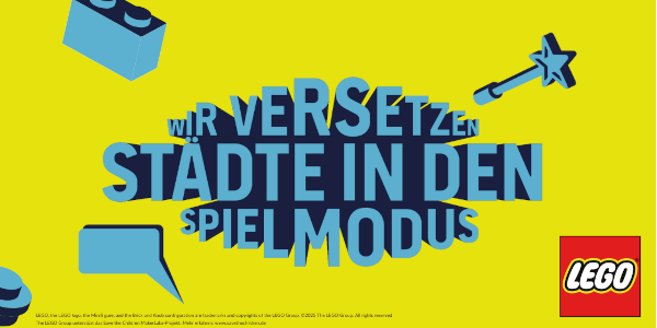 Blauer Schriftzug Wir versetzen Städte in den Spielmodus mit blauen Grafiken von Legostein, Zauberstab und Sprechblase auf gelbem Hintergrund und dem Lego-Logo in der rechten Ecke