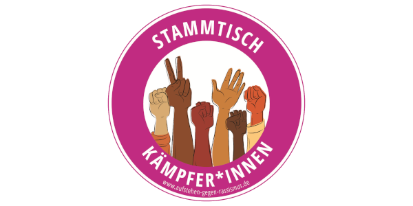 Rundes Logo mit pinker Umrahmung und im inneren Kreis verschiedenfarbige Häne nicht mit geballter Faust und Peace-Zeichen nach oben gestreckt sind