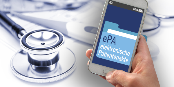 Eine ältere Person drückt die Hände einer jüngeren Person