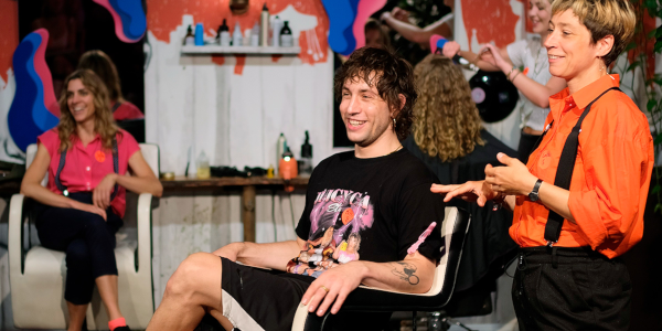 Lachende Menschen in einem Friseursalon