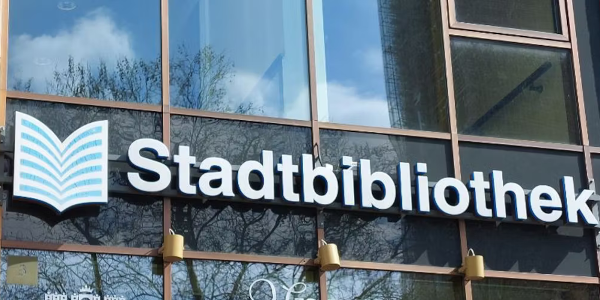 Fassade der Ingeborg-Drewitz-Bibliothek mit dem Schriftzug Stadtbibliothek.