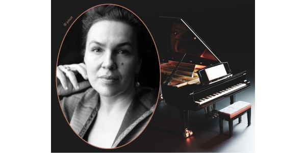 Foto von der Pianistin Natalia Nikolaeva-Scheffler und einem Klavier im Hintergrund.