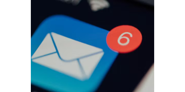 Zu sehen ist eine E-Mail-App auf einem Smartphone mit 6 Benachrichtigungen