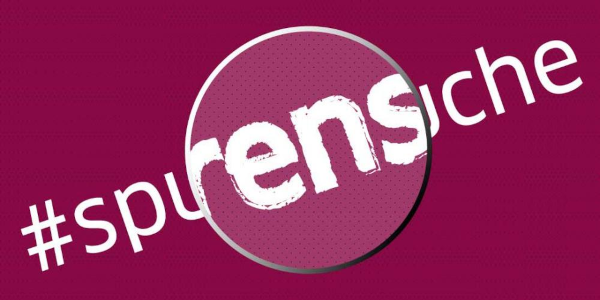 Dunkelrote Kachel mit dem Hashtag Spurensuche und einer Grafik von einer Lupe.