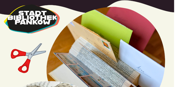 Foto einer Frau vor einem tisch mit gebastelten Puppentheater-Equipment