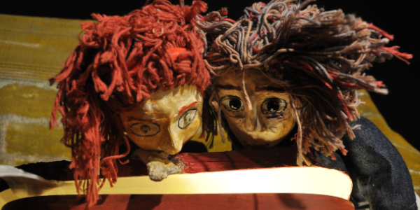 Zwei Theaterpuppen aus Holz. eiune männlich gelesen, eine weiblich gelesen.