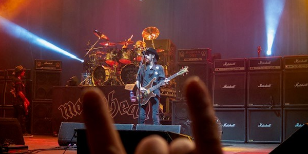 Lemmy Kilmister von der Band Motörhead auf der Bühne während eines Konzerts.