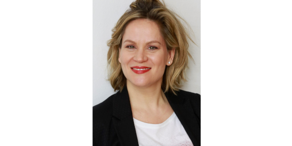 Portraitfoto einer Frau mit langen Haaren.