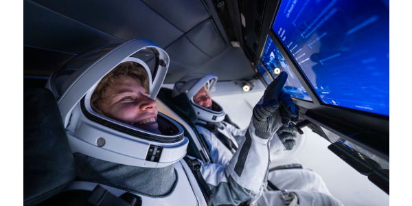 Foto von zwei Astronauten im Cockpit.