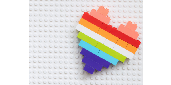 Ein buntes Herz aus Legosteinen.
