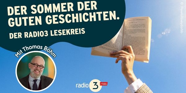 Eine Hand streckt ein Buch in den Himmel. Daneben ein Porträtfoto von dem Moderator Thomas Böhm.