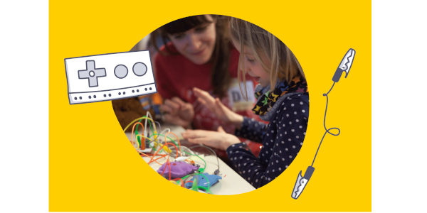 undeutliches foto von einem Kind und einer betreuenden Person beim Programmieren mit Makey Makey. Darum ist ein Rahmen mit einer Zeichnung von einem Controler und einer Kabelklemme