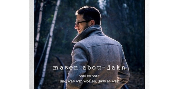 Man, der dem Betrachter den Rücken zudreht und den Kopf leicht nach hinten dreht. Darüber der Text - masen abou-dakn - was es war und was wir wollen, das es war.