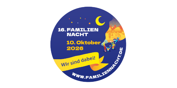 Textbild. in einem lilablauen Kreis steht - 16. Fmaileinnacht 10. Oktober - in einem gelben Band - Wir sind dabei! und darunter www.familiennacht.de. Als Bild ist eine Gruppe Menschen mit einer Taschenlampe zu erkennen, die Häuser und Bäume in ein oranges Licht taucht. Oben im bild ist ein Mond und Sterne.