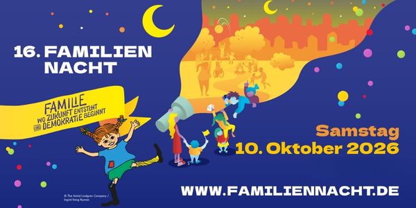Textbild - Familiennacht, Samstag 10. Oktober 2026 - Und dem Text - Familie ist, wo Zukunft entsteht und Demokratie beginnt. Der Hintergrund ist nachtblai. Darauf ist die Zeichnung von menschen zu sehen, die eine überdimensionierte Taschenlampe halten und Häser und Bäume beleuchten. Zusätzlich ist Pippi Langstrumpf abgebildet.