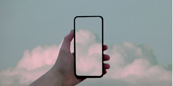 Bild eines Smartphones vor blauem Himmel