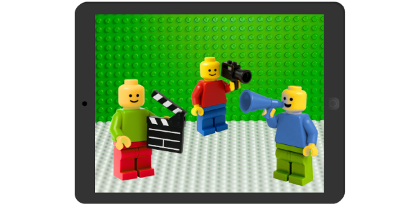 Tablet auf dem eine Fotomontage von filmenden Lego-Figuren zu sehen ist..