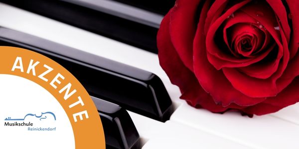 Nahaufnahme einer Rose auf klaviertasten. unten links ist das Logo der Musikschule Reinickendorf. Darum ist -Akzente- im Kreis geschrieben.