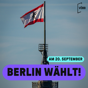 Ein Foto von einer Gebäudespitze, an der eine Berlin-Flagge weht. Darauf der Schriftzug Berlin wählt am 20. September.