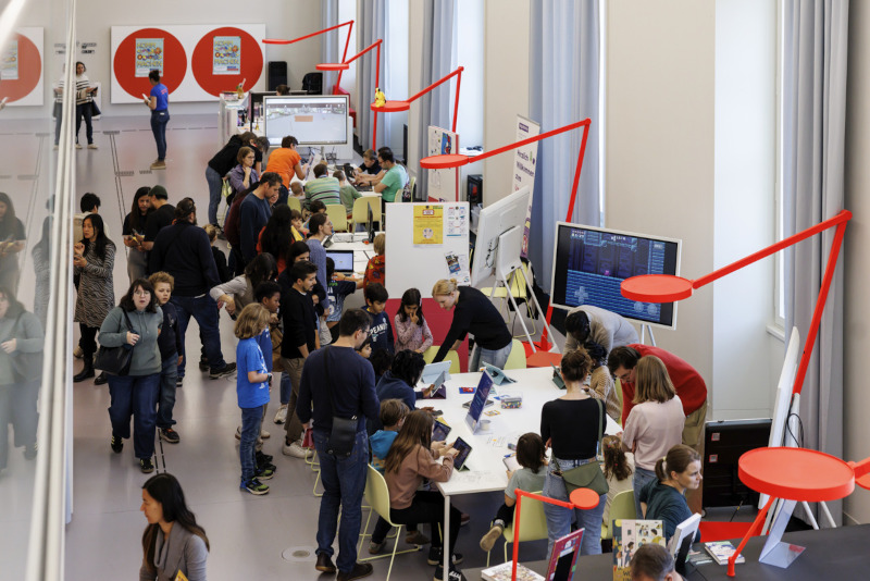 Foto von Besucherinnen und Besuchern der Code Week 2025 im Humboldt Forum