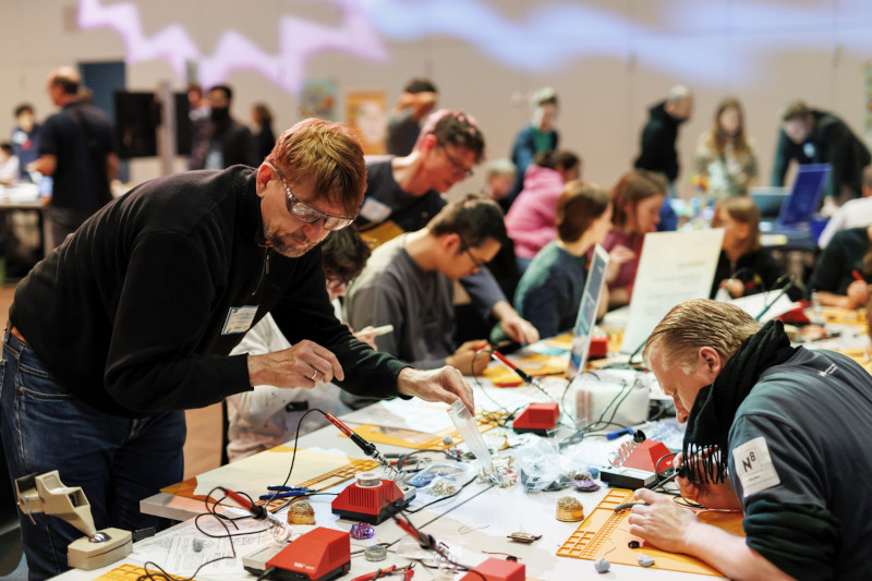 Foto von Besucherinnen und Besuchern der Code Week 2025 im Humboldt Forum