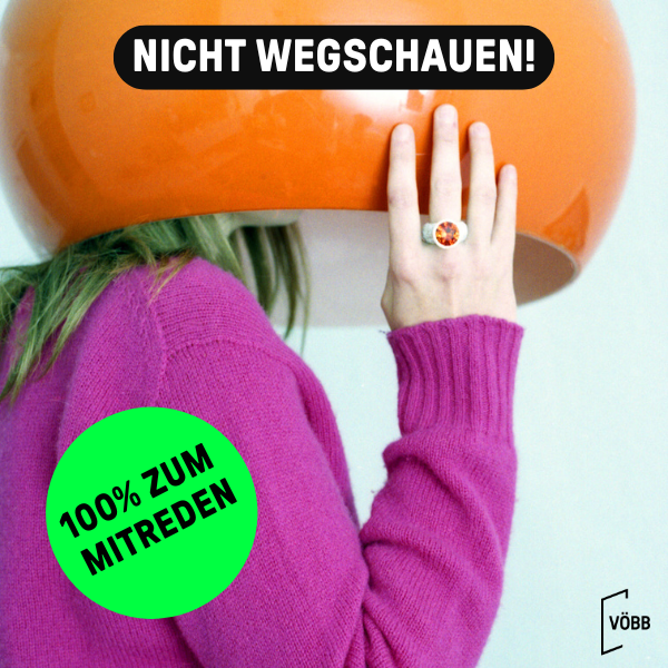 Foto von einer Person, die eine orange Lampe über den Kopf gestülpt hat. Daneben ein grüner Kreis in dem der Slogan steht 100% zum Mitreden.